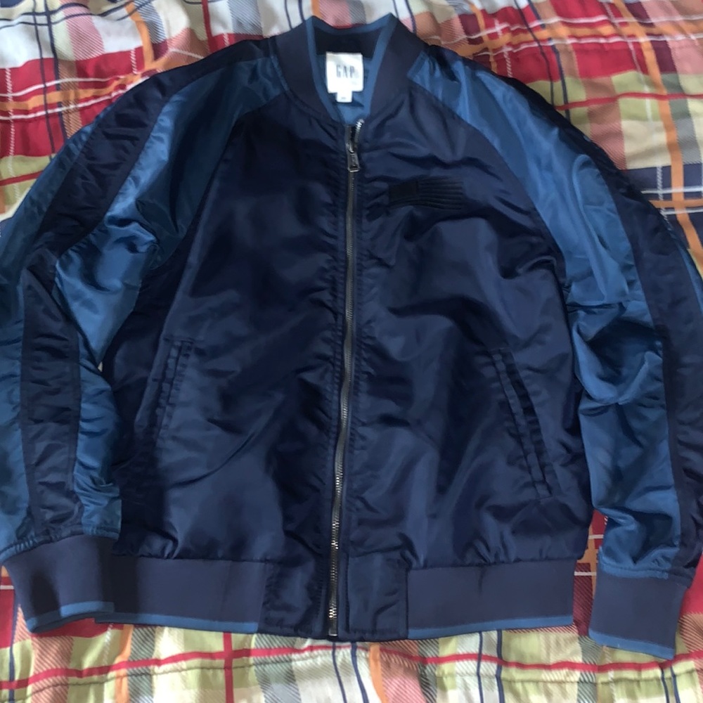 nice quality gap jacket size small looking to get off ( negotiable)
